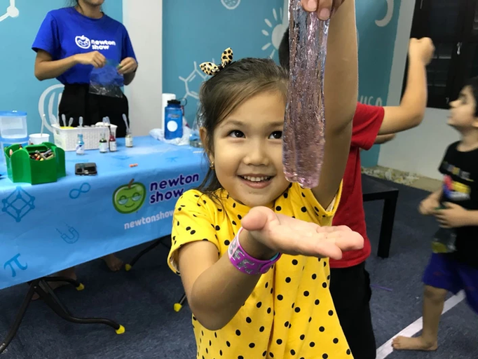 Children at a Newtonshow science birthday party in Malaysia (4)