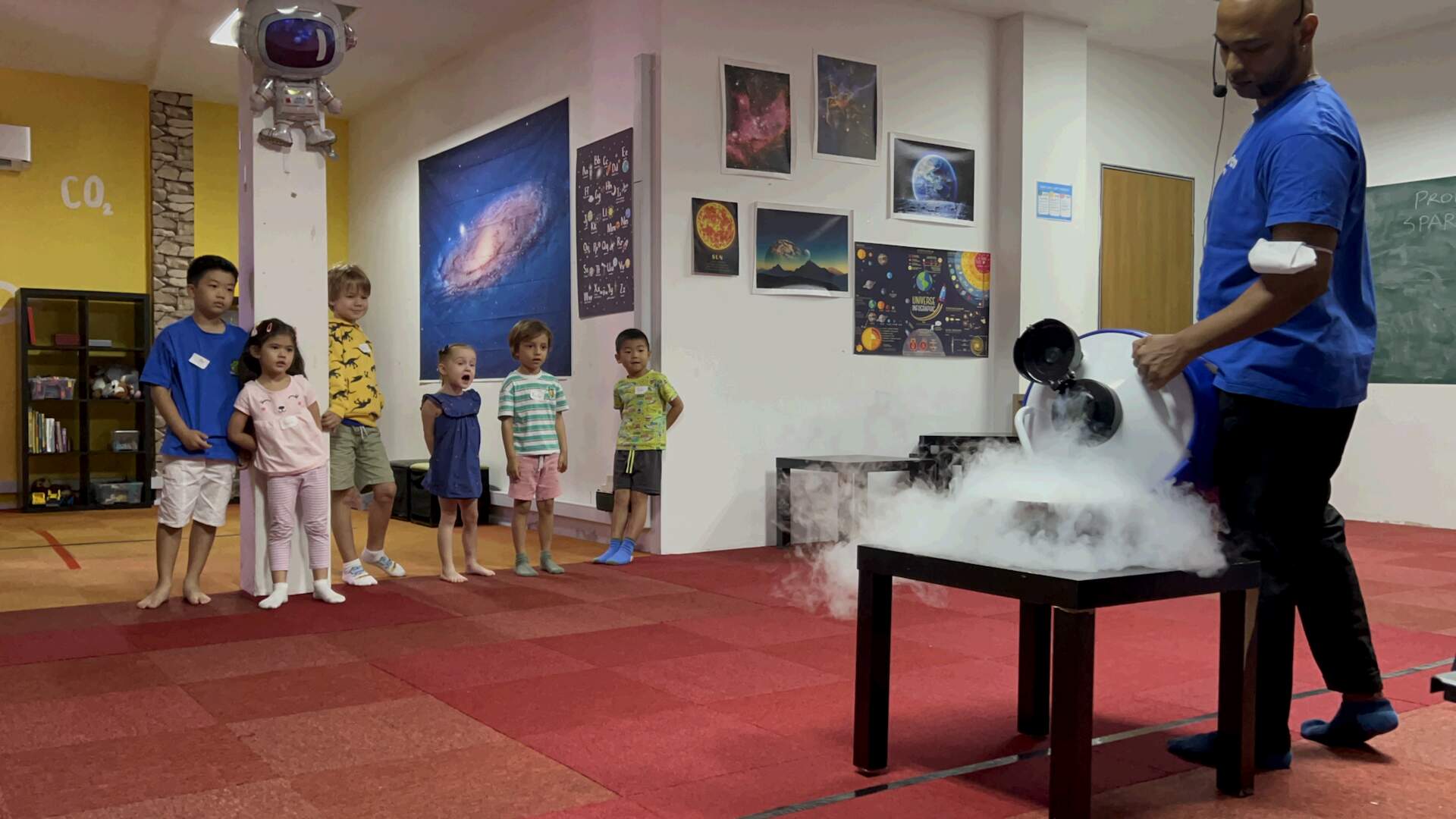 Children at a Newtonshow space birthday party in Malaysia (4)