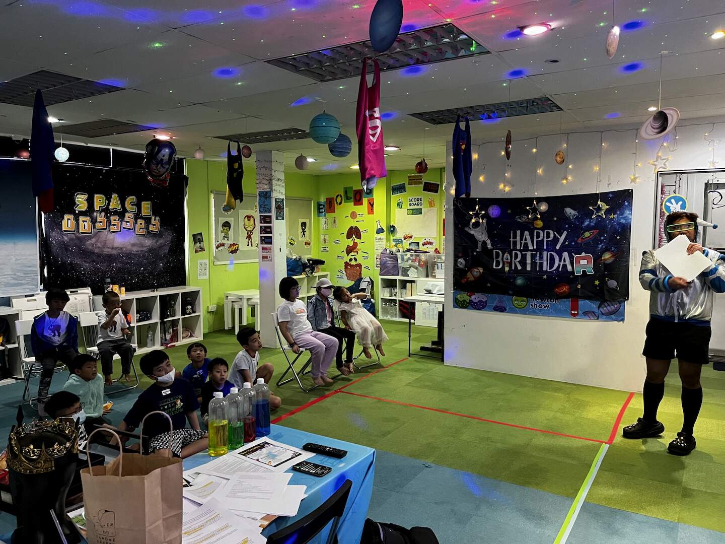 Children at a Newtonshow space birthday party in Malaysia (5)