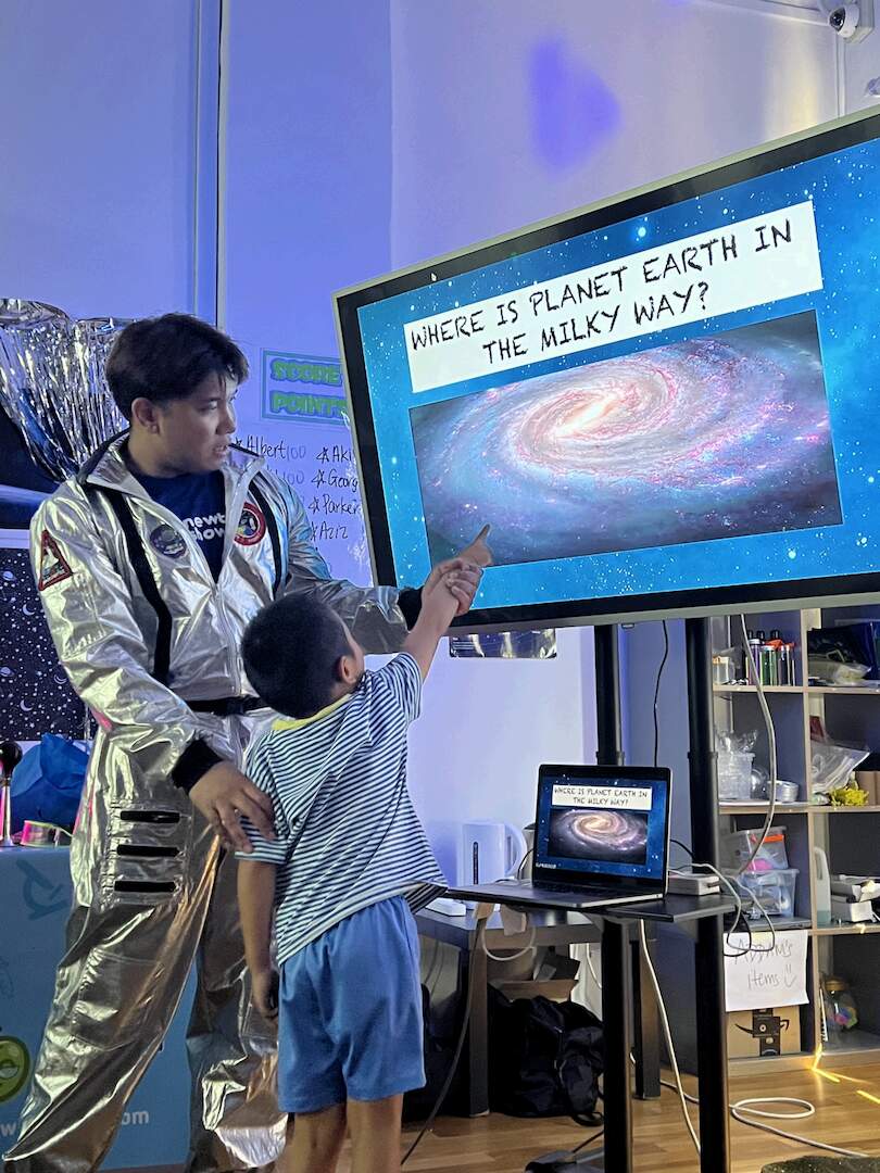 Children at a Newtonshow space birthday party in Malaysia (6)